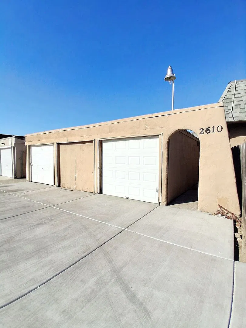 2610 Lind — Photo 2