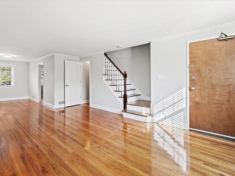 Spring Hill Apartments — Photo 31