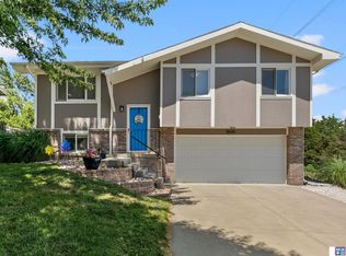 8040 Grand Oaks Dr, Lincoln, NE 68516