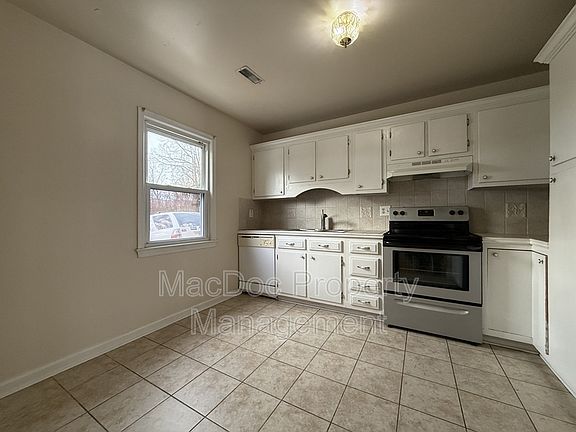 3rd image of 405 Olde Greenwich Cir