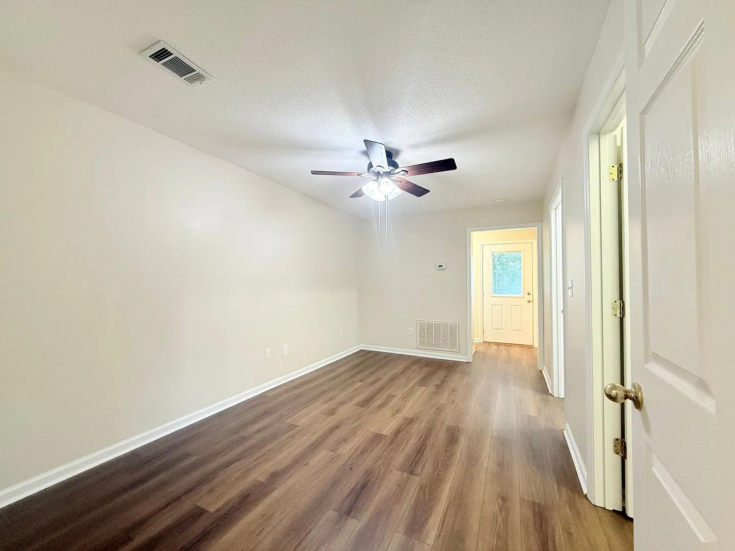 Cute 1 Bed 1 Bath Home Available! Call to Schedule a Tour Today! — Photo 3