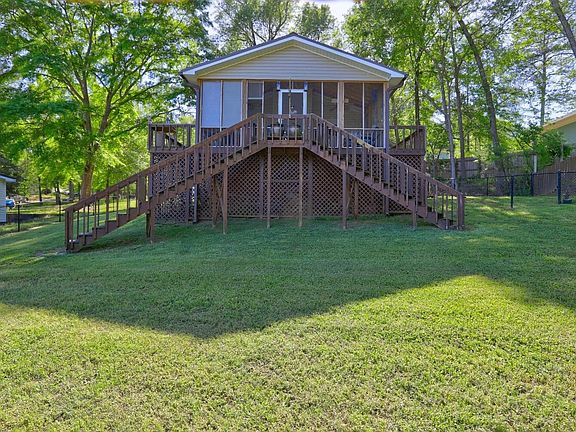 3rd image of 105 Pinewood Dr