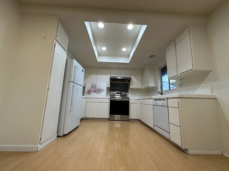 421 S Marguerita Ave — Photo 3