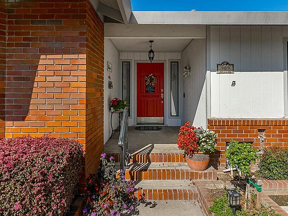 4th image of 909 Rugby Ln