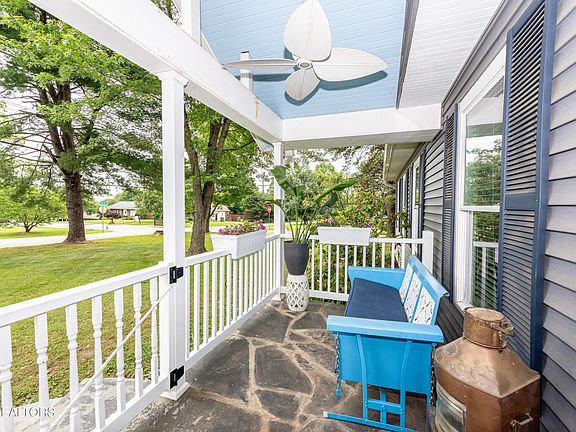 3rd image of 209 Montgomery Ln