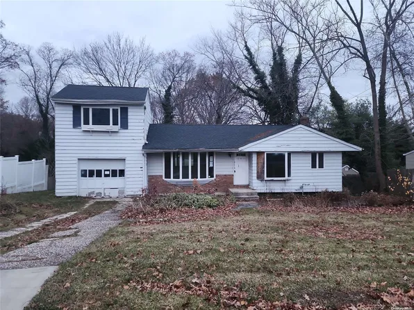 9 Robin Drive, Hauppauge, NY 11788