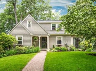 39 Nickerson Rd, Chestnut Hill, MA 02467