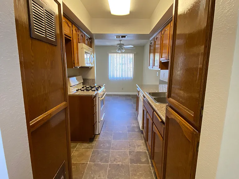 536 N Mariposa St #D — Photo 2