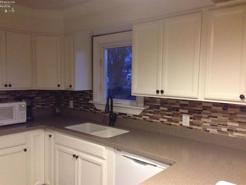 2nd image of 1124 Clinton St