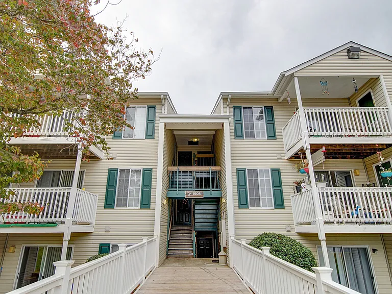 Falcon Pointe Apartments — Photo 2