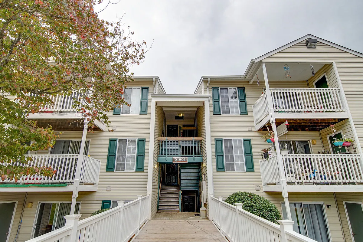Photo 2 of 24 - Falcon Pointe Apartments - Winston Salem, NC Building Photo - Falcon Pointe Apartments