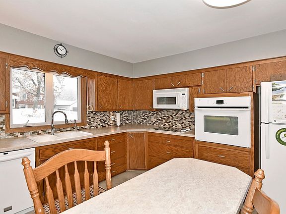 5th image of 467 Hilltop Ave