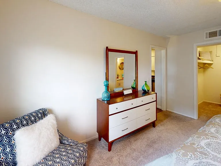 Somerset Apartments — Photo 7