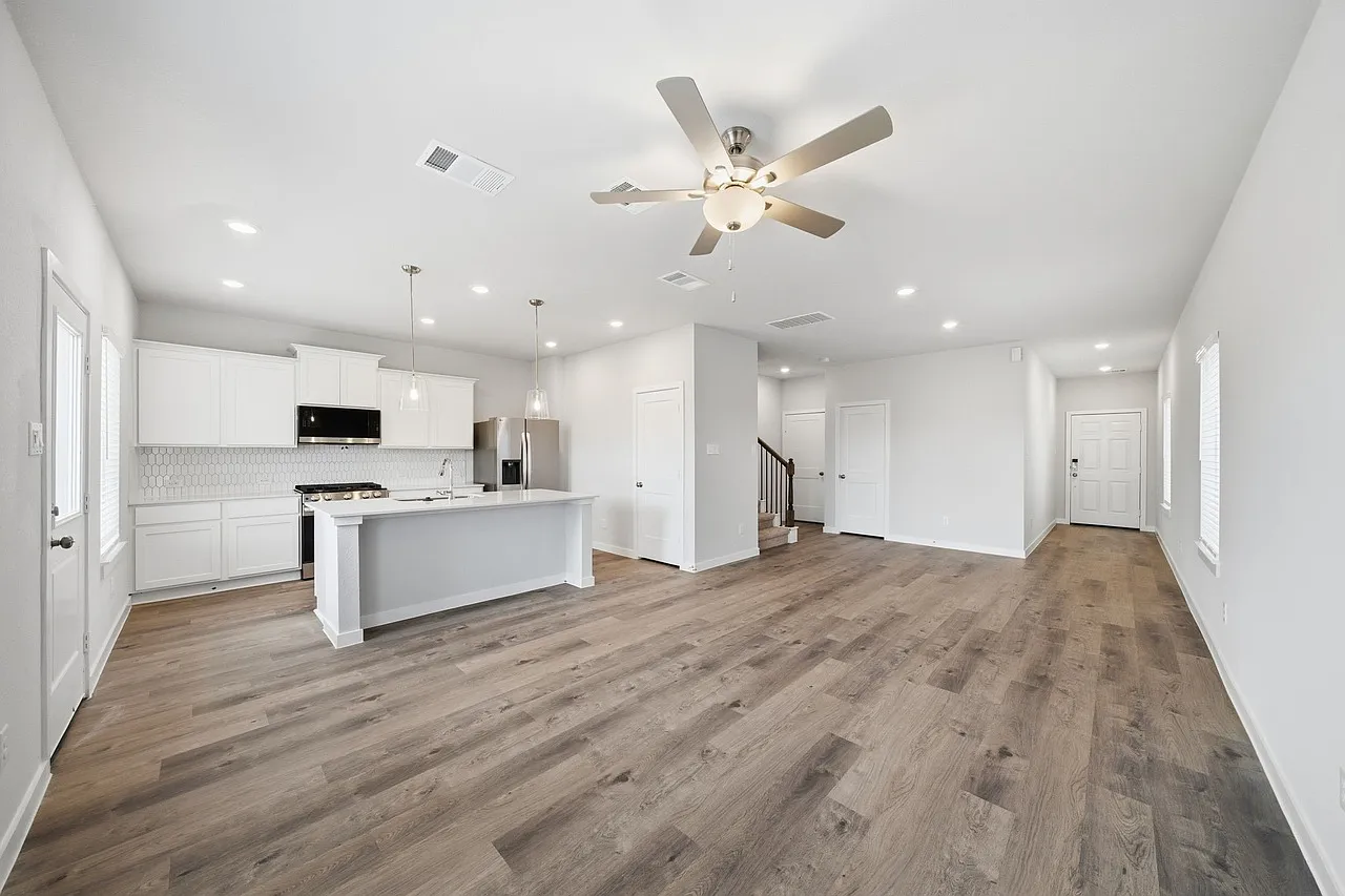 4 bed, 2.5 bath, 1731 sqft, $2,500 — Photo 2
