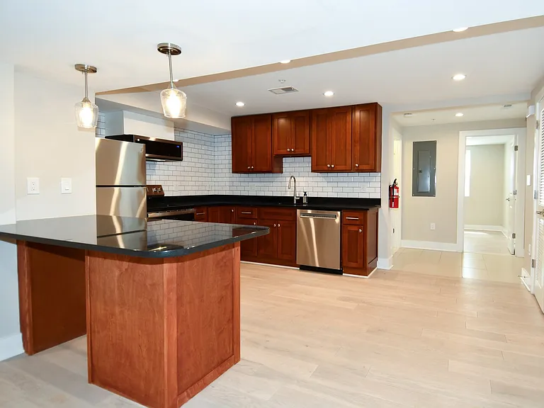 901 Lawrence St NE #B — Photo 9
