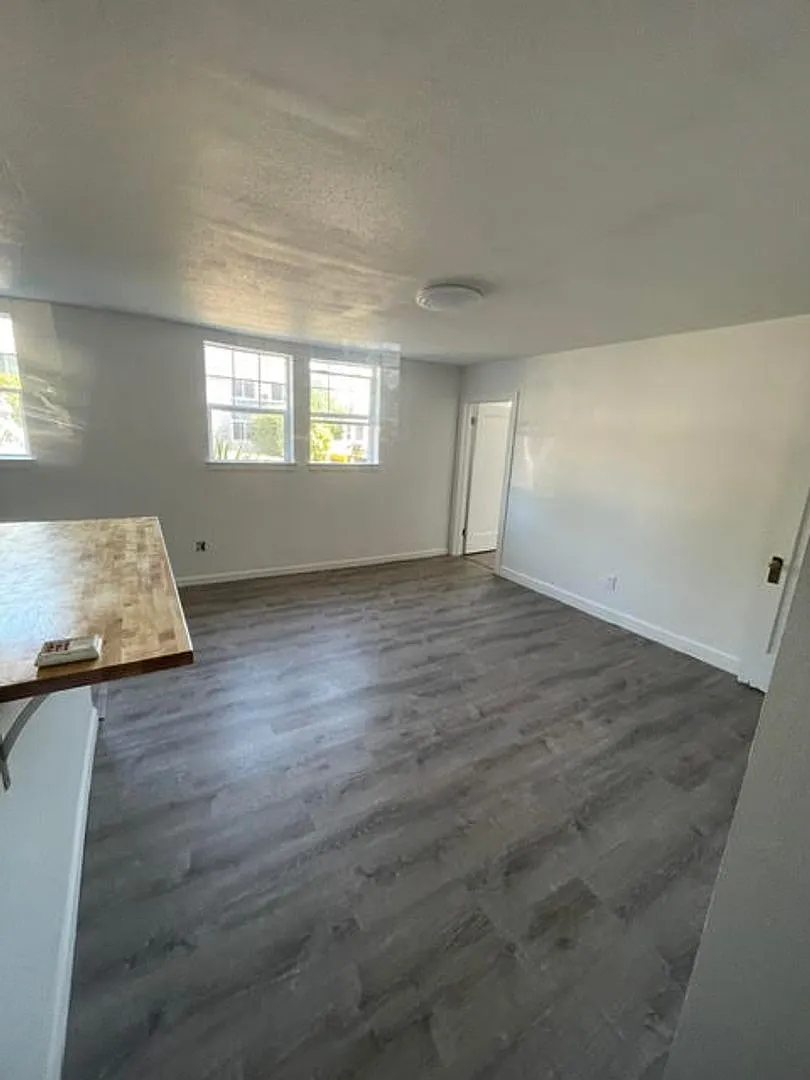 435 -Keystone Apartments — Photo 3