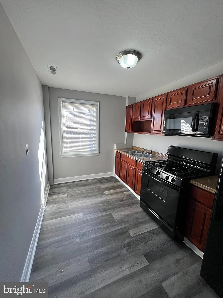 Building Photo - 3611 Ravenwood Ave #2