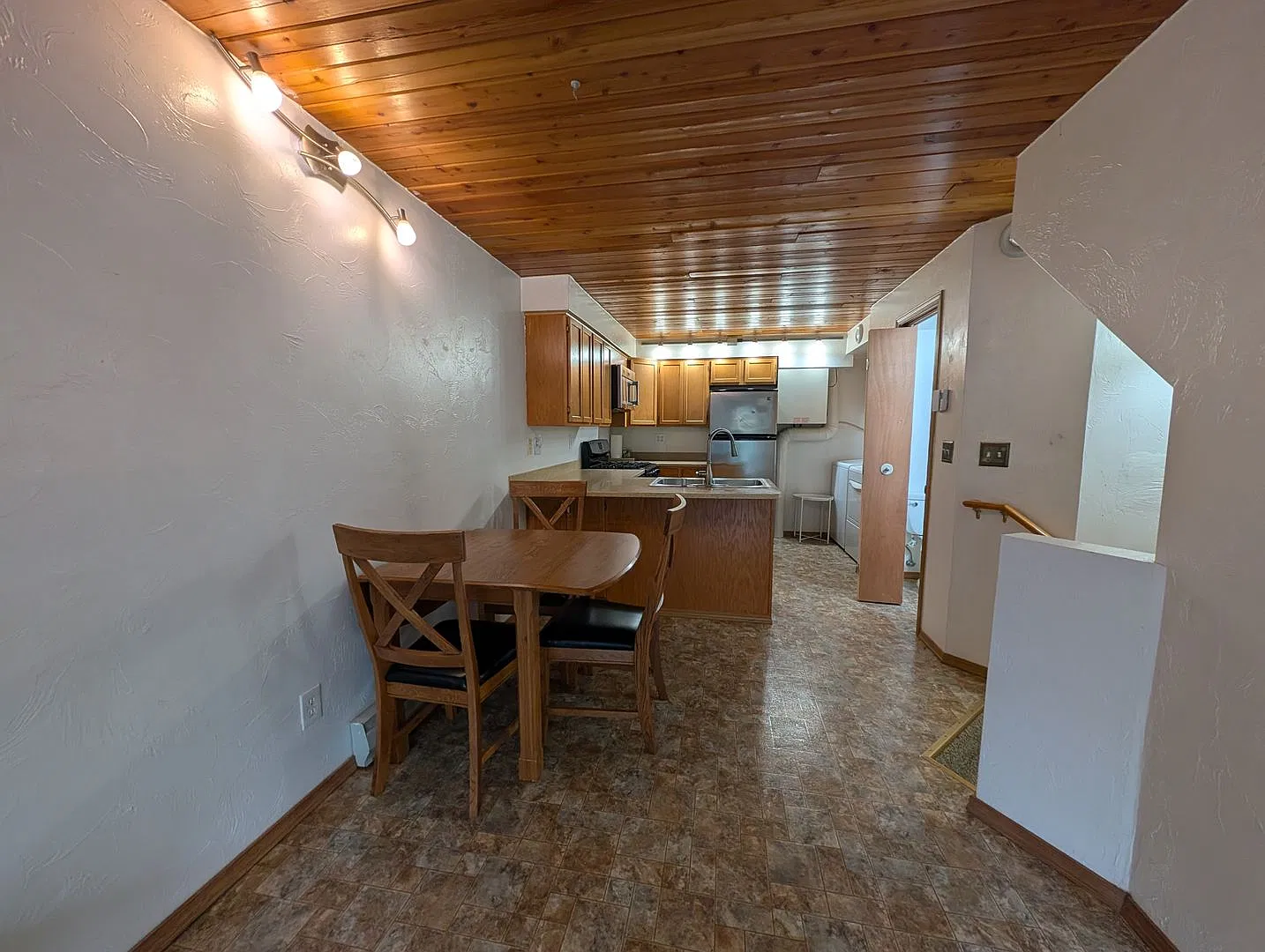 2BD/1.5BA Douglas Condo, with or w/out Furn., Optional Short/Long Term, One Pet, 2 Pking Sp — Photo 4