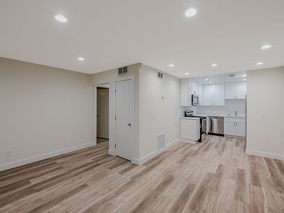 3rd image of 3204 Redding Rd #104