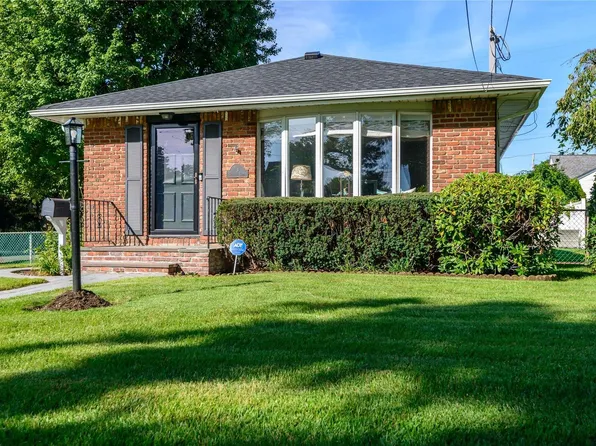 3 Bromleigh Road N, Stewart Manor, NY 11530