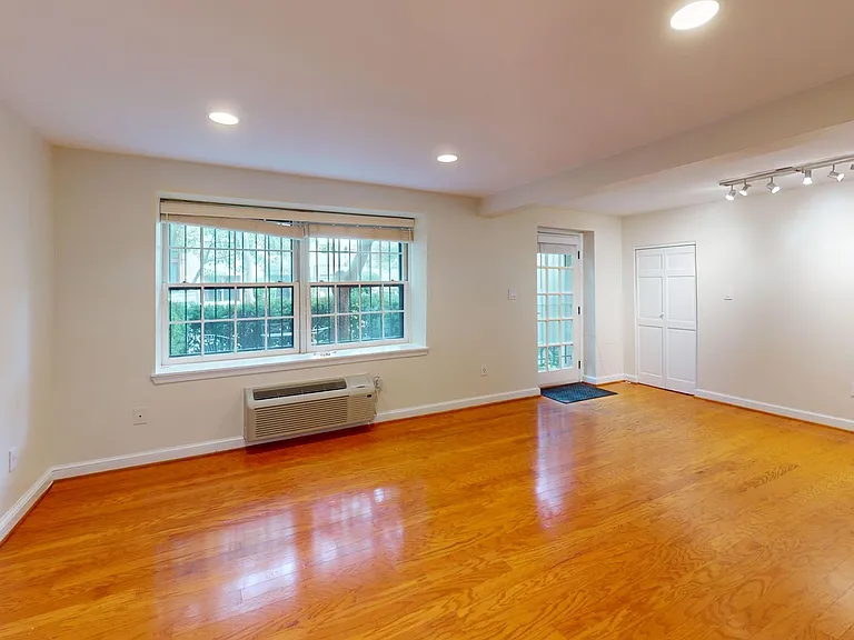 1833 California St NW #101 — Photo 6