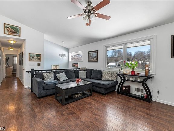 3rd image of 68 Marcia Rd