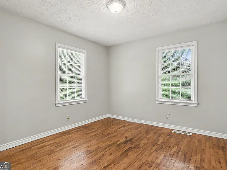 3743 Poplar Dr — Photo 11