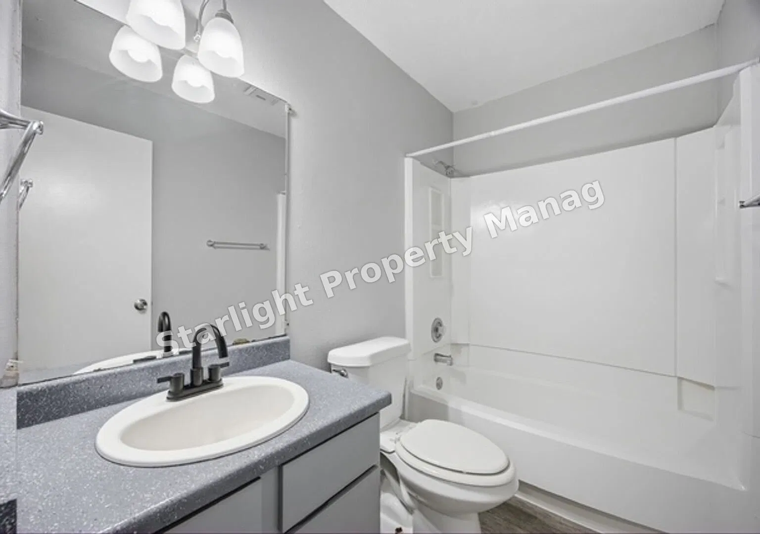 Charming 1-Bed Oasis in San Antonio - Ideal Comfort at 430 Kendalia Ave! — Photo 4
