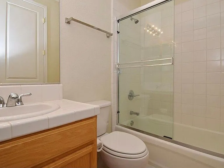 2nd bedroom's bathroom