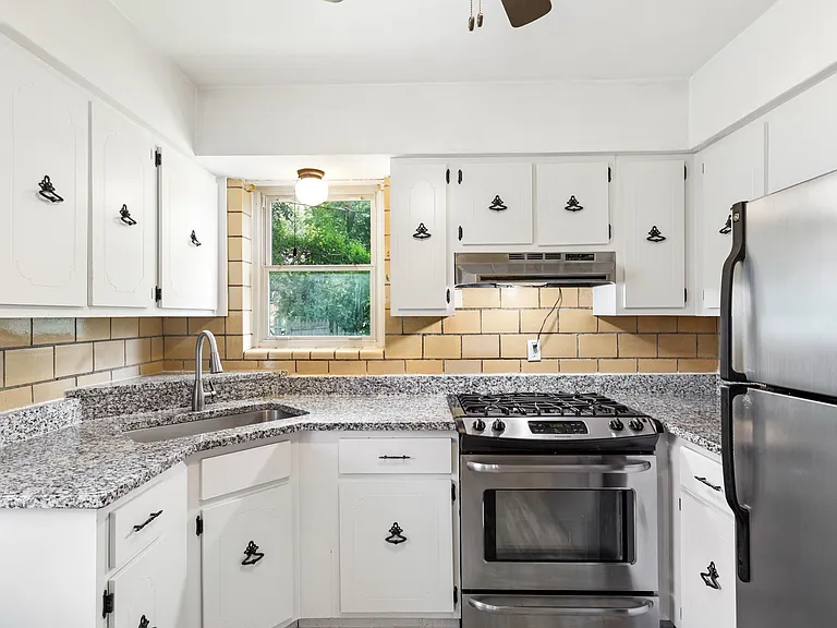1076 Wilshire Ave — Photo 14