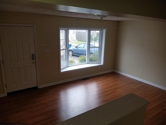 4th image of 910 Ashton Pl