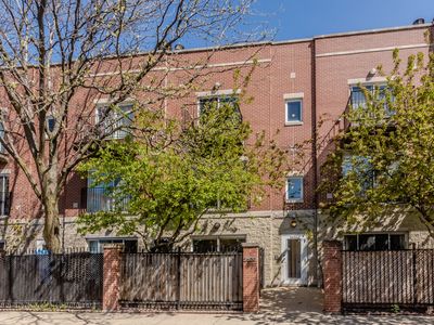 2520 W Bloomingdale Ave APT A, Chicago, IL, 60647