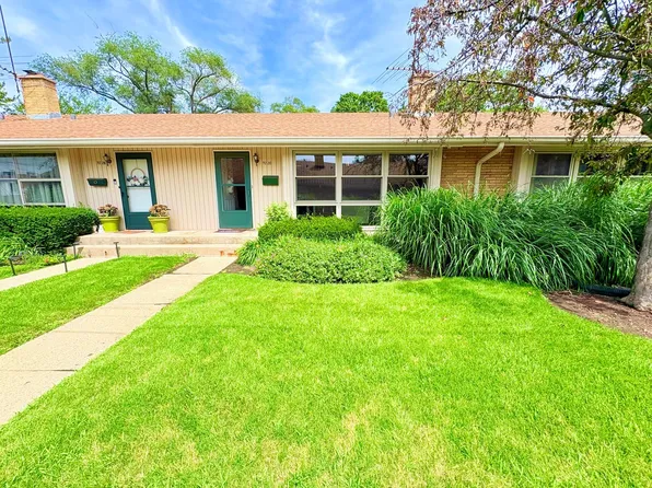 922 N Milwaukee Ave APT C, Libertyville, IL 60048