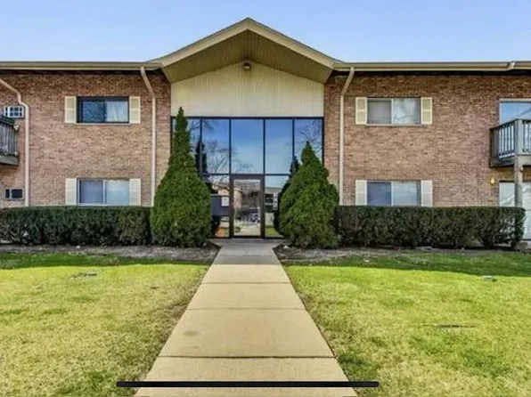7422 Brookdale Dr APT 205, Darien, IL 60561