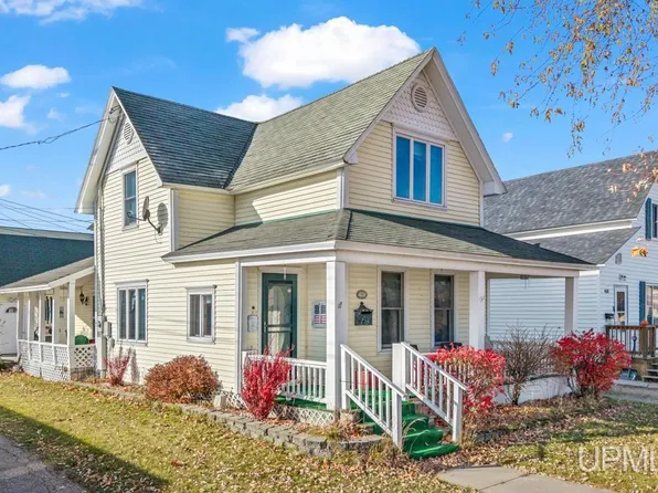 410 S 11th St, Gladstone, MI 49837