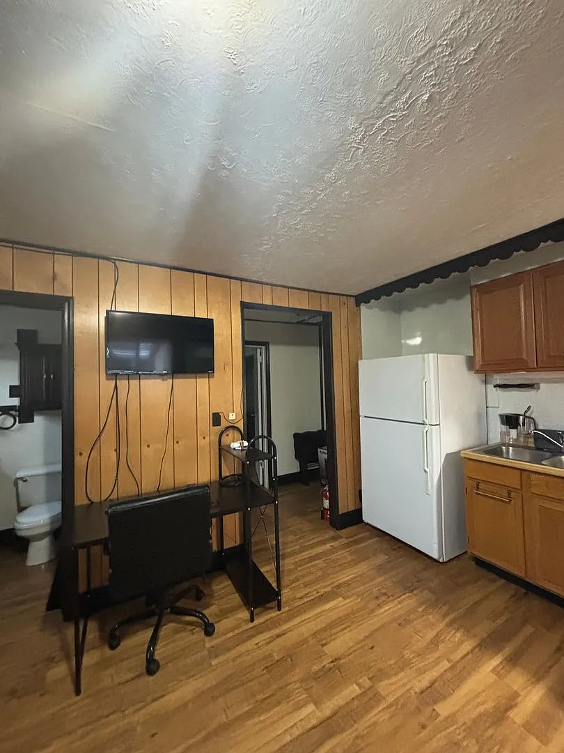 All utilities included 1 bedroom furnished unit / Located in North Pole AK / No pets — Photo 4