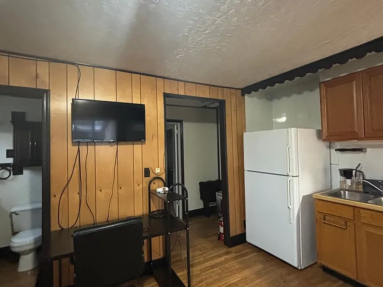 2443 Loomis Dr — Photo 4