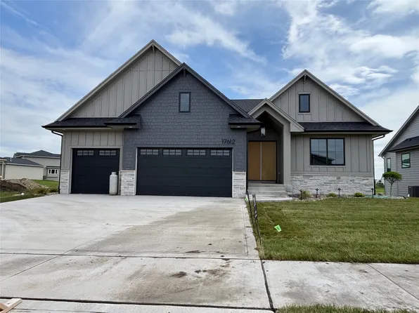 17612 Oakwood Dr, Urbandale, IA 50323