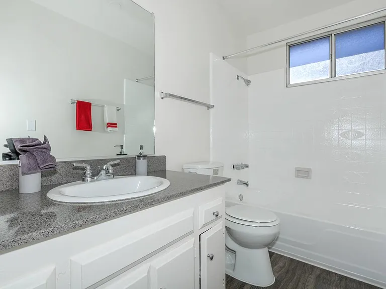 Hampshire Square Apartment Homes — Photo 31