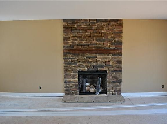 3rd image of 905 Excalibur Dr