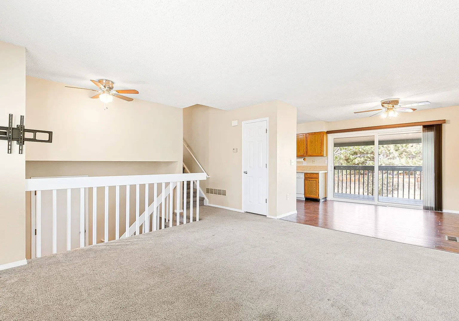 Half Duplex Near Downtown Castle Rock With Huge Yard And Garage! — Photo 3