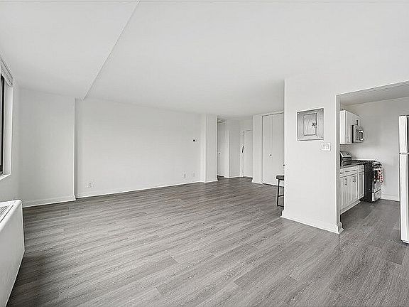 Spacious Living Room Ashlawn at Southern Towers