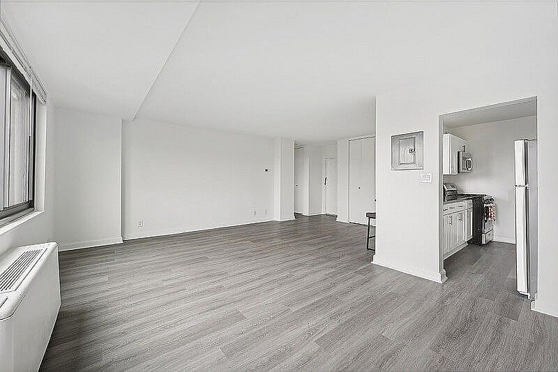 Spacious Living Room Ashlawn at Southern Towers