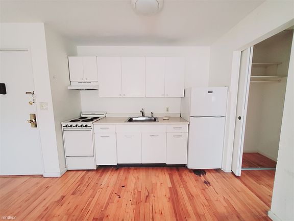 2nd image of 960 Hope St Unit 3