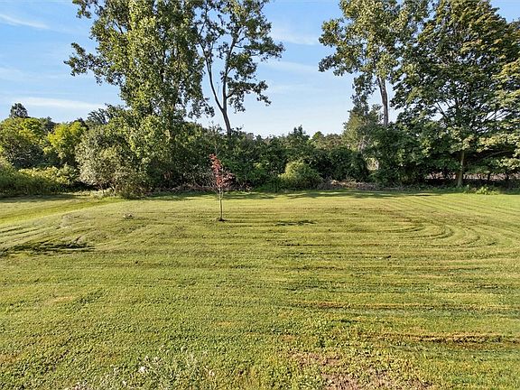 4th image of 17 Karenlee Dr