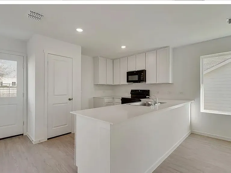 613 Holleman Dr — Photo 7