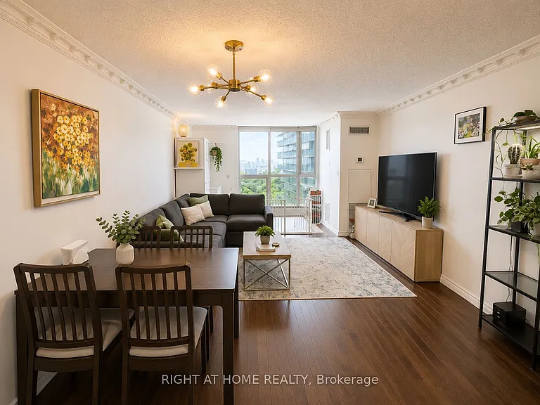 1055 Bay St #Penthouse 12 — Photo 2