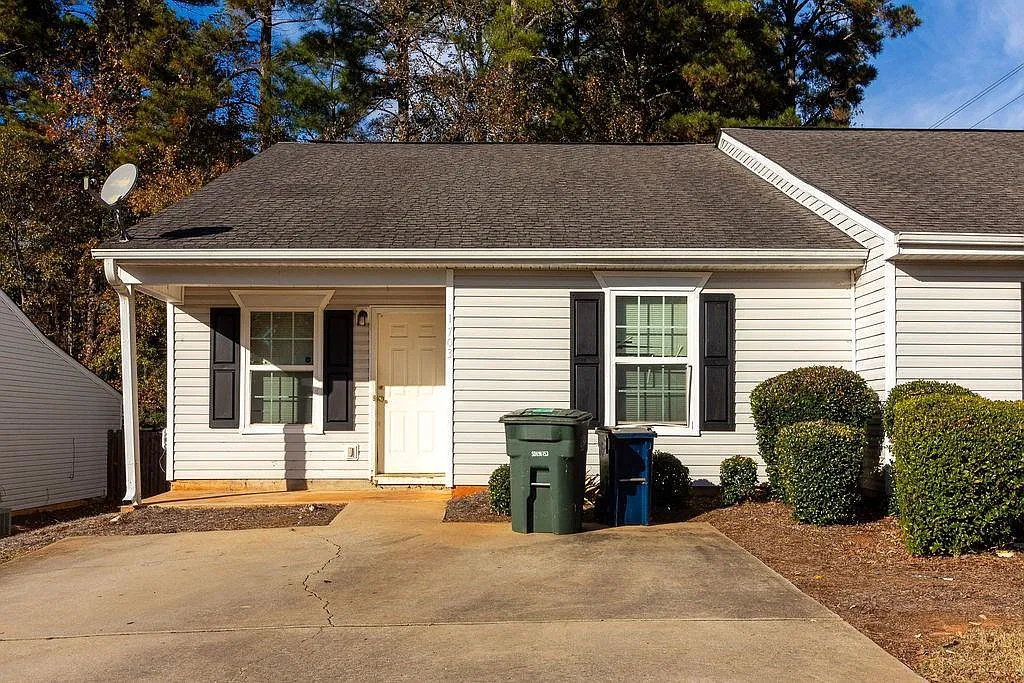 1703 Summerwoods Ln — Photo 1