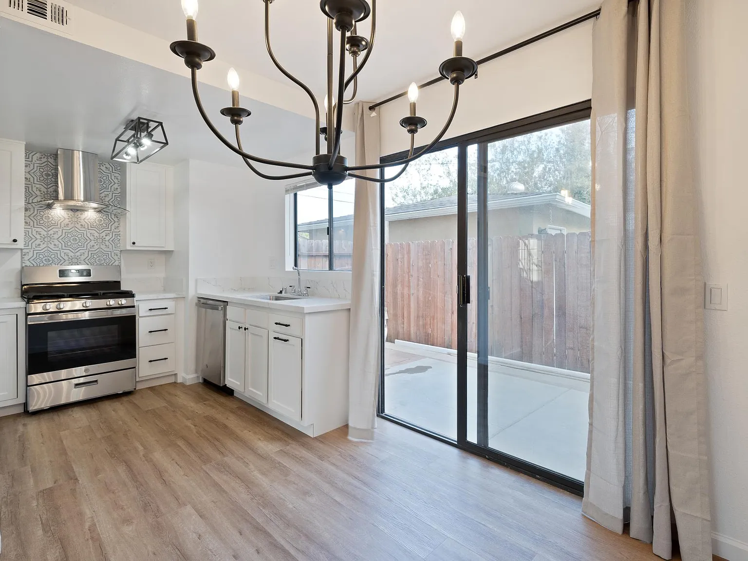 2 bed, 1.5 bath, 1050 sqft, $4,100 — Photo 2
