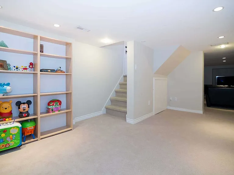 485 Winnett Ave — Photo 11